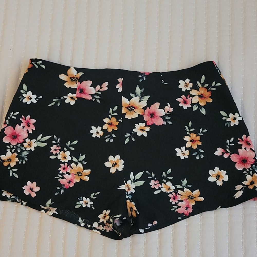 Floral shorts. NEW!